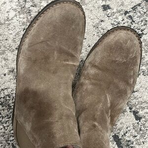 Vince Suede shearling Chelsea Boots in neutral